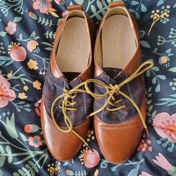 RESTRICTED • Oxford Plaid Shoes - Picture 1 of 5